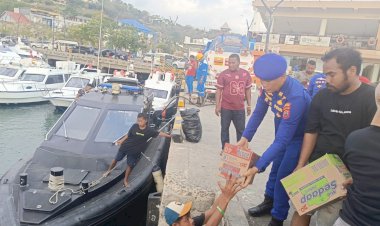 Polri-Peduli,-Polres-Mabar-Salurkan-Bantuan-ke-Pulau-Mesah,-Warga-Terdampak-Gempa-Terima-Air,-Sembako-dan-Terpal