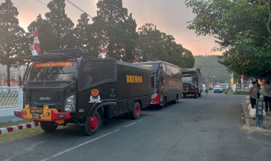 Perkuat-Penanganan-Pascagempa,-Brimob-Jatim,-Brimob-NTT-dan-Tim-Dokes-Polri-Tiba-di-Ngada