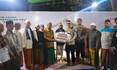 Peduli-Rumah-Ibadah-Terdampak-Gempa,-Kapolda-NTT-Salurkan-Bantuan-Rp100-Juta-untuk-Masjid-Agung-Baiturrahman-Mbay