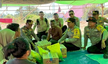 Sambil-Duduk-Lesehan,-Kapolda-dan-Wakapolda-NTT-Dengarkan-Curhatan-Warga-Korban-Gempa-di-Tenda-Pengungsian