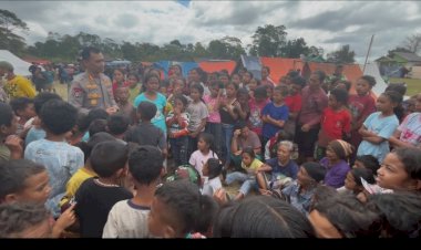 Satgas-Humas-Polri-Hadirkan-Senyum-Anak-Anak-di-SD-Inpres-Robo-di-Tengah-Pemulihan-Pascagempa-NTT