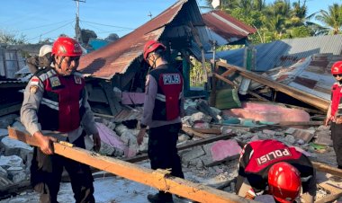 Polri-Peduli,-Ditsamapta-Polda-NTT-Gerak-Cepat-Evakuasi-Barang-Warga-dari-Reruntuhan-Rumah-Pascagempa-di-Manggarai-Timur