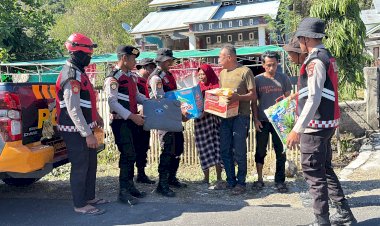 Ditsamapta-Polda-NTT-Salurkan-Sembako-ke-Warga-Lamba-Leda-Utara,-Bantuan-Kapolda-Disambut-Hangat