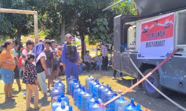 Polda-NTT-Salurkan-Air-Minum-Bersih-untuk-Warga-Terdampak-Bencana-di-Kampung-Watubaur