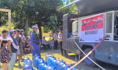 Polri-Hadirkan-Air-Minum-Bersih,-Polda-NTT-Bantu-Warga-Terdampak-Gempa-di-Kampung-Watubaur