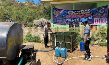 Polri-melalui-Polsek-Riung-Salurkan-Air-Bersih-untuk-Pengungsi-Gempa-di-Tadho-Tengah-Ngada