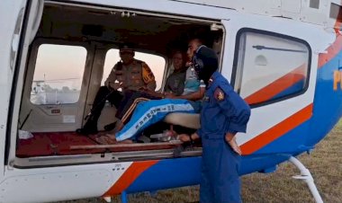 Polres-Sikka-Gerak-Cepat-Evakuasi-Lansia-Sakit-dari-Palue,-Helikopter-Polri-Jadi-Jalan-Harapan