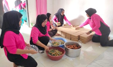 Kehangatan-di-Tengah-Duka-Gempa:-Dapur-Umum-Polsek-Komodo-Tembus-Pelosok-Desa-Sepang