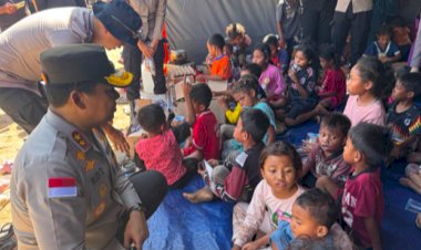 “Anak-Anak-Korban-Bencana-Tak-Boleh-Kehilangan-Harapan”,-Pesan-Kapolda-NTT-di-Tengah-Pengungsian-Gempa