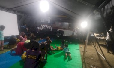 Polisi-Hadirkan-Hiburan-untuk-Anak-Anak-Pengungsi-Gempa-Melalui-Pemutaran-Film-di-Tenda-Pengungsian-Gelora-Samador-Maumere