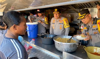 Di-Tengah-Pengungsian,-Kapolda-dan-Wakapolda-NTT-Pastikan-Warga-Tetap-Terlayani-dan-Personel-Siap-Kawal-Kunjungan-Presiden