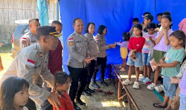 Wakapolres-Manggarai-Rangkul-Anak-Penyintas,-Pulihkan-Trauma-Pascagempa-di-Posko-Bagung