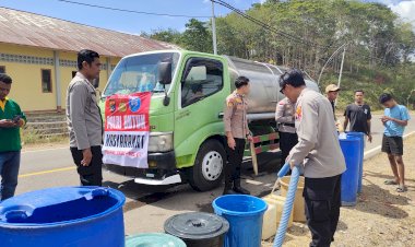 Krisis-Air-Bersih-di-Tengah-Kemarau-dan-Pascagempa,-Polres-Manggarai-Barat-Kirim-20-Ribu-Liter-Air-untuk-Warga-Warloka