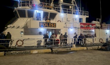 Bawa-15-Ton-Bantuan-dan-Tim-Trauma-Healing,-Kapal-Polisi-KASTURI-6002-Berlayar-Jangkau-Penyintas-Gempa-di-Pulau-Palue