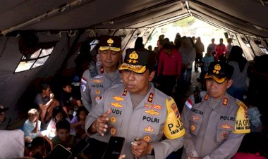 Polri-Jaga-Rumah-Warga-dan-Bersihkan-Puing,-Hadir-di-Tengah-Pemulihan-Pascagempa-Flores