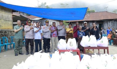 Kasatgas-Humas-Ops-Aman-Nusa-II-Dampingi-Kapolres-Ende-Salurkan-Sembako,-Tinjau-Trauma-Healing-dan-Posko-Kesehatan