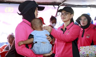 Ketua-Umum-Bhayangkari-Gelar-Bakti-Sosial-dan-Bakti-Kesehatan-bagi-Pengungsi-Gempa-Flores