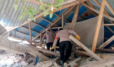 Saat-Rumah-Tak-Lagi-Aman,-Polisi-Bantu-Warga-Selamatkan-Harta-yang-Tersisa