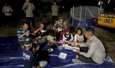 Makan-Bersama-Pengungsi-di-Dusun-Ronting,-Kapolres-Manggarai-Timur-Hadirkan-Kehangatan-di-Tengah-Bencana