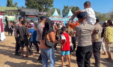 Dari-Tenda-Pengungsian-hingga-Reruntuhan,-Polri-Terus-Hadir-Dampingi-Warga-Terdampak-Gempa-Flores