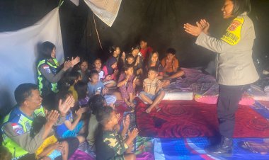Trauma-Healing-Satlantas-Polres-Ngada,-Hadirkan-Senyum-dan-Keceriaan-Anak-Anak-Korban-Bencana