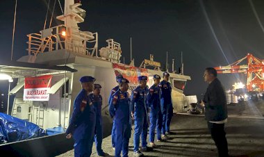 KP.-POMANA-XXII-3017-Berlayar-Bawa-Ratusan-Paket-Logistik-Bantuan-Polri-untuk-Warga-Terdampak-Bencana-di-Ende