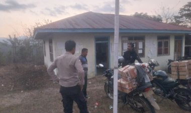 Polri-Salurkan-Bantuan-untuk-Warga-Terdampak-Gempa-Flores,-15-KK-di-Wae-Jare-Terima-Sembako-dan-Selimut