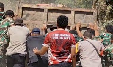 Akses-Jalan-Tertutup-Longsor,-Polri-dan-Warga-Gotong-Royong-Buka-Jalur-Bantuan-di-Palue