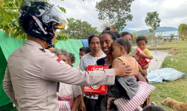 Naik-Sepeda-Motor-Antar-Bantuan,-Kapolres-Manggarai-Timur-Jangkau-156-Warga-di-Kampung-Podol