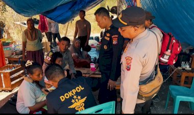 Garda-Terdepan-Kemanusiaan:-Biddokkes-Polda-NTT-Tembus-Pengungsian-di-Desa-Tado,-Beri-Pelayanan-Kesehatan-untuk-Warga