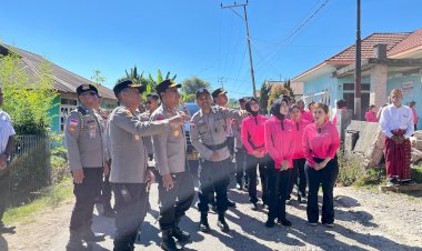 Kapolda-NTT-Salurkan-Bantuan-Kapolri-untuk-Personel-Terdampak-Gempa-di-Manggarai