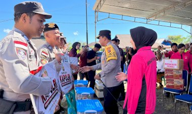 Kapolda-NTT-dan-Ketua-Bhayangkari-Serahkan-Bantuan-Kapolri-dan-Ketua-Umum-Bhayangkari-untuk-Personel-Terdampak-Gempa