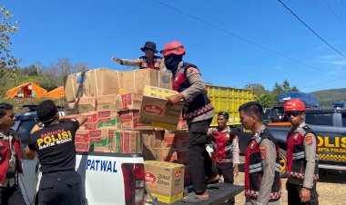 Update-Penanganan-Gempa-Flores:-Polri-Distribusikan-Bansos-ke-Warga,-Salurkan-Perlengkapan-Sekolah-hingga-Terima-Dukungan-Logistik