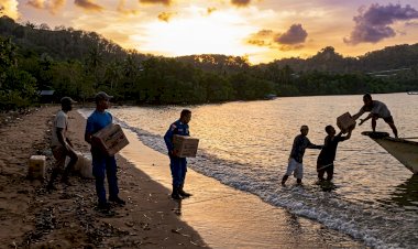 Keluhan-Warga-Viral-di-Medsos,-Kapolres-Mabar-Gerak-Cepat-Kirim-Bantuan-ke-Nggilat-Lewat-Jalur-Laut