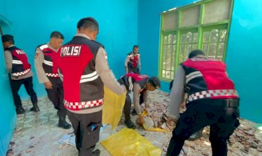 Polisi-Bersihkan-Puing-Rumah-Warga-Terdampak-Gempa-di-Keliwumbu,-Kapolres-Ende:-Kami-Hadir-untuk-Meringankan-Beban-Warga