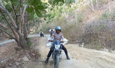 Menembus-Jalan-Sulit-dengan-Sepeda-Motor,-Polsek-Macang-Pacar-Salurkan-Bantuan-Kapolda-NTT-ke-Warga-Terdampak-Gempa