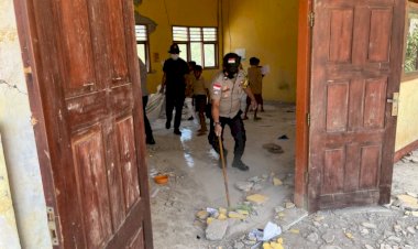 Polres-Manggarai-Hadir-di-SDN-Sama-Jaya,-Puluhan-Personel-Bantu-Bersihkan-Puing-Bangunan