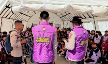 Sekolah-Retak,-Semangat-Tak-Boleh-Runtuh:-Polri-Pulihkan-Trauma-600-Siswa-SMPN-1-Maumere