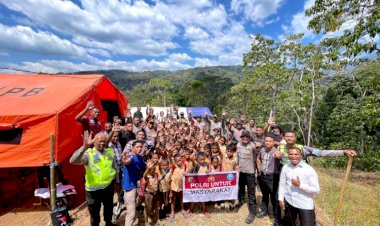 Wujud-Kepedulian-Polri-di-Tengah-Pemulihan-Pascagempa,-Polres-Manggarai-Salurkan-Bansos-dan-Terpal-ke-SDN-Sama-Jaya