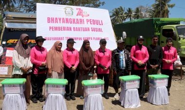 Ketua-Umum-Bhayangkari-Salurkan-Beragam-Bantuan-untuk-Korban-Gempa-di-Flores