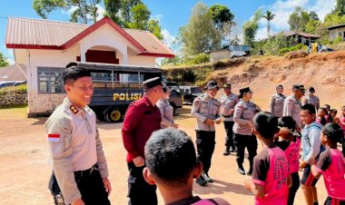 Kapolres-Manggarai-Temani-Anak-Korban-Gempa,-Hadirkan-Semangat-dan-Harapan-di-SDI-Mbongos