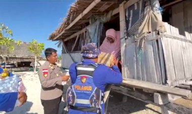 Tak-Hanya-ke-Daratan,-Polri-Susuri-Laut-Antar-Bantuan-untuk-Warga-Pesisir-dan-Nelayan-Terdampak-Gempa-Sikka
