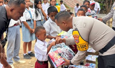 Dari-Sekolah-hingga-Posko-Pengungsian,-Polri-Jaga-Asa-Pendidikan-Anak-Terdampak-Gempa-Manggarai-Barat