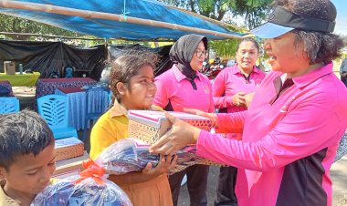 Polres-Nagekeo-Antar-Bantuan-Ketua-Umum-Bhayangkari,-Ratusan-Pelajar-Terdampak-Gempa-Kembali-Semangat-Sekolah