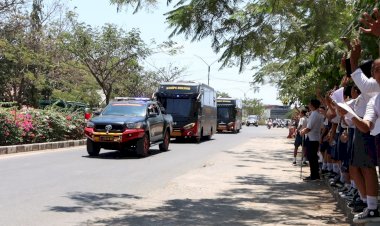 Ratusan-Pelajar-di-Labuan-Bajo-Lepas-Kepulangan-Pasukan-Brimob-Pasca-Misi-Kemanusiaan-Flores