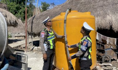 Di-Tengah-Kekeringan,-Polres-Sumba-Barat-Antar-Air-Bersih-untuk-Warga-Kampung-Gollu