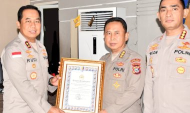 Kapolda-NTT-Apresiasi-Kasatker-yang-Dapat-Penghargaan-Predikat-WBK-serta-Pelayanan-Prima-dari-Kapolri