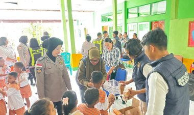Dapur-Presisi-Kasih,-Polwan-Polres-Ende-Bawa-Senyum-dan-Santapan-Bergizi-untuk-116-Anak-Pascagempa