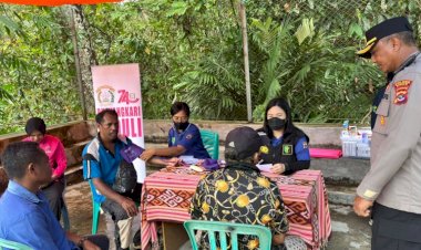 Tak-Perlu-Menunggu-Warga-Datang,-Sidokkes-Polres-Ende-Jemput-Bola-Layani-Kesehatan-Penyintas-Gempa