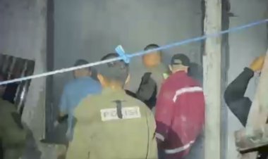 Gerak-Cepat-Polri,-Personel-Polda-NTT-dan-Polresta-Kupang-Kota-Padamkan-Kebakaran-di-Asrama-Tentara-Kuanino